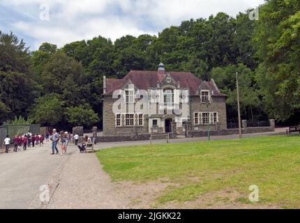 Schulkinder vor dem Oakdale Workmen's Institute, Museum of History, Cardiff. Juli 2022. Sommer Stockfoto