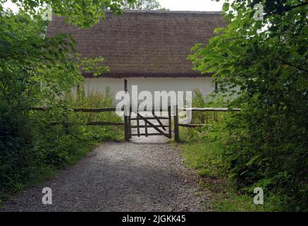 Rustikales Tor. Mit Llys Llywelyn Welsh Court. Dahinter. Blick Auf St. Fagans. Juli 2022. Sommer Stockfoto