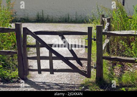 Rustikales Tor. Blick Auf St. Fagans. Juli 2022. Sommer Stockfoto