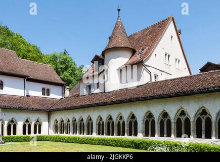 Kloster der Stiftskirche St. Ursanne im mittelalterlichen St. Ursanne, Schweiz Stockfoto