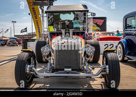 Libanon, TN - 14. Mai 2022: Low-Perspective-Vorderansicht eines Ford T Street Rod T Eimers aus dem Jahr 1923 auf einer lokalen Automesse. Stockfoto