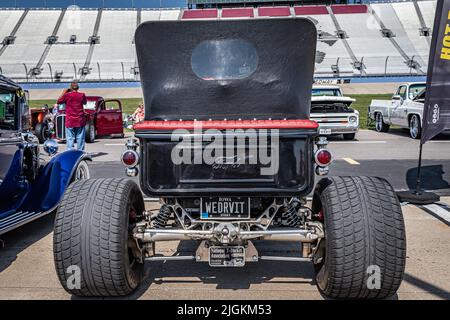 Libanon, TN - 14. Mai 2022: Rückansicht eines Ford T Street Rod T Eimers aus dem Jahr 1923 in niedriger Perspektive auf einer lokalen Automesse. Stockfoto