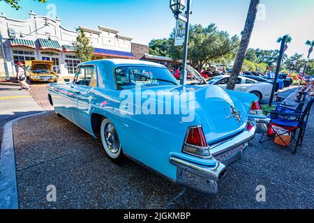 Fernandina Beach, FL - 18. Oktober 2014: Weitwinkel-Rückseitenansicht einer Lincoln Continental Mark II Hardtop Limousine aus dem Jahr 1957 bei einem Klassiker Stockfoto