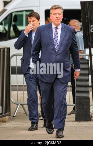 London, Großbritannien. 11.. Juli 2022. Sir Graham Brady, der erneuerte Vorsitzende des Ausschusses der konservativen Hinterbänkler von 1922, gibt eine Erklärung zu den Beschlüssen des Ausschusses ab, die von den versammelten Rundfunkanstalten auf College Green, gegenüber dem Parlament, mit Spannung erwartet werden. Der Ausschuss legt das Regelwerk für die Wahl des neuen Parteiführers und Premierministers fest, einschließlich des Zeitpunkts der offiziellen Nominierungen, der Nominierungsschwelle für die Wahl und des Zeitplans für die Abstimmung. Kredit: Imageplotter/Alamy Live Nachrichten Kredit: Imageplotter/Alamy Live Nachrichten Stockfoto