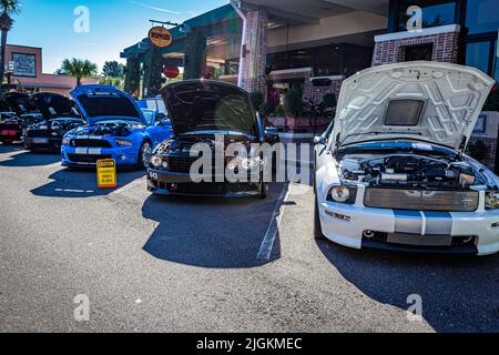 Fernandina Beach, FL - 18. Oktober 2014: Serie von mehreren Ford Mustang Cobra Coupés und Cabrios des späten Modells auf einer Oldtimer-Show in Fernandina Bea Stockfoto