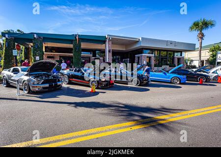 Fernandina Beach, FL - 18. Oktober 2014: Serie von mehreren Ford Mustang Cobra Coupés und Cabrios des späten Modells auf einer Oldtimer-Show in Fernandina Bea Stockfoto