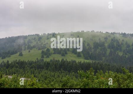 Mravenecnik Hügel, Blick vom oberen Wasserreservoir des Pumpspeicherkraftwerks Dlouhe Strane im Jeseniky Gebirge, Tschechische Republik. Während Stockfoto