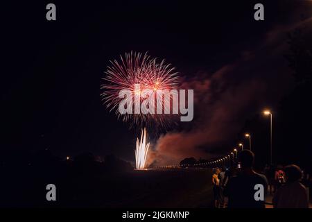 Zagreb, Kroatien-19.. Juni 2022: Feuerwerk am Bundek-See, am Ufer des Flusses Sava in der Nacht, versammelt große Menge von Menschen beobachten Co Stockfoto