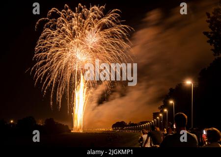 Zagreb, Kroatien-19.. Juni 2022: Feuerwerk am Bundek-See, am Ufer des Flusses Sava in der Nacht, versammelt große Menge von Menschen beobachten Co Stockfoto