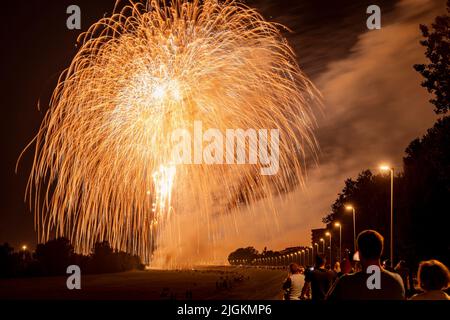 Zagreb, Kroatien-19.. Juni 2022: Feuerwerk am Bundek-See, am Ufer des Flusses Sava in der Nacht, versammelt große Menge von Menschen beobachten Co Stockfoto