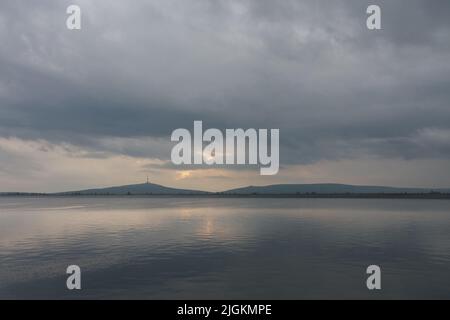 Oberes Wasserreservoir des Pumpspeicherkraftwerks Dlouhe Strane im Jeseniky-Gebirge, Tschechische Republik. Die Spitze des Praded Bergs hinter t Stockfoto