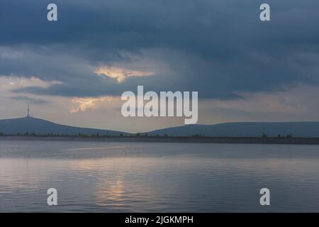 Oberes Wasserreservoir des Pumpspeicherkraftwerks Dlouhe Strane im Jeseniky-Gebirge, Tschechische Republik. Die Spitze des Praded Bergs hinter t Stockfoto