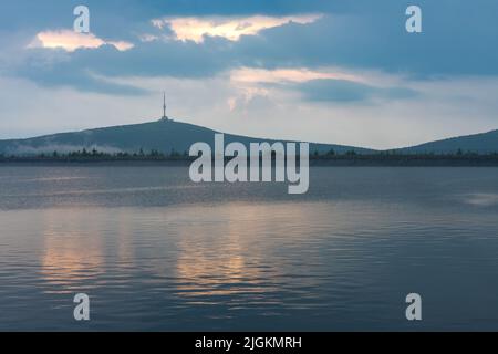 Oberes Wasserreservoir des Pumpspeicherkraftwerks Dlouhe Strane im Jeseniky-Gebirge, Tschechische Republik. Die Spitze des Praded Bergs hinter t Stockfoto