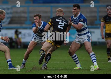 Halifax, Großbritannien. 11.. Juli 2022. Ben Kavanagh und Kyle Woods stoppen einen York-Angriff während des Wettkampfs der Betfred Championship zwischen Halifax Panthers und York City Knights am 11. Juli 2022 im Shay Stadium, Halifax, Großbritannien. Foto von Simon Hall. Nur zur redaktionellen Verwendung, Lizenz für kommerzielle Nutzung erforderlich. Keine Verwendung bei Wetten, Spielen oder Veröffentlichungen einzelner Clubs/Vereine/Spieler. Kredit: UK Sports Pics Ltd/Alamy Live Nachrichten Stockfoto