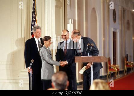 Washington DC -10. AUGUST 1993 Ruth Bader Ginsburg wird als Associate Justice des Obersten Gerichtshofs der Vereinigten Staaten vereidigt. Präsident William Clinton steht hinter ihr, als ihr Mann Martin die bibel hält, während Oberrichter William H. Rehnquist den Eid of Office leitet. Stockfoto