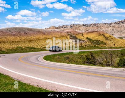 Fahrzeug auf der Badlands Loop Road im Gebiet der Yellow Mounds des Badlands National Park in South Dakota, USA Stockfoto