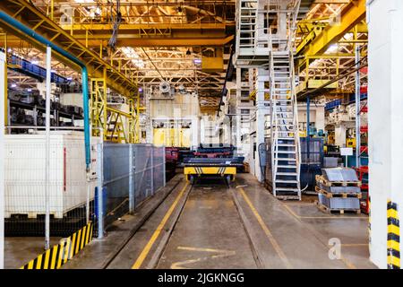 Produktionslinie der metallverarbeitenden Fabrik. Der Innenraum des worksop. Stockfoto