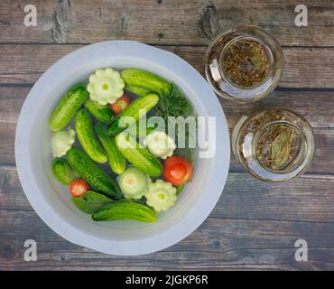 Gläser zum Sammeln von Gurken, Tomaten und Squash. Stockfoto