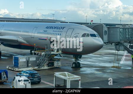 Paris, Frankreich, Dezember 2021 - ein Aeroflot-Flugzeug wird auf der Asphaltbahn am Flughafen Charles de Gaulle gewartet Stockfoto