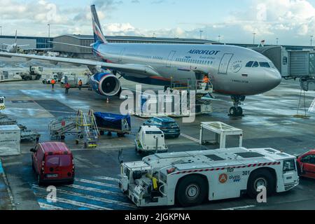 Paris, Frankreich, Dezember 2021 - ein Aeroflot-Flugzeug wird auf der Asphaltbahn am Flughafen Charles de Gaulle gewartet Stockfoto