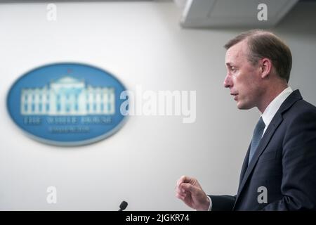 Washington, Usa. 11.. Juli 2022. Der nationale Sicherheitsberater Jake Sullivan beantwortet eine Frage der Nachrichtenmedien während des täglichen Briefings des Weißen Hauses im Weißen Haus in Washington, DC am Montag, dem 11. Juli 2022. Sullivan beantwortete Fragen zu Präsident Bidens anstehender Reise nach Saudi-Arabien, dem Krieg Russlands in der Ukraine und dem Krieg im Jemen. Foto von Shawn Thew/UPI Credit: UPI/Alamy Live News Stockfoto