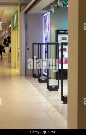 Grodno, Weißrussland - 06. April 2022: Scanner-Eingangstor zur Diebstahlsicherung in Kravt-Geschäft im Einkaufs- und Unterhaltungskomplex TRINITI. Stockfoto
