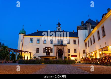 Innenhof im Neorenaissance-Schloss Zbiroh, Tschechische Republik. Stockfoto