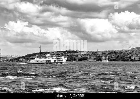 Die Fähre fährt durch die Bosporus-Straße. Istanbul, Türkei. Stockfoto