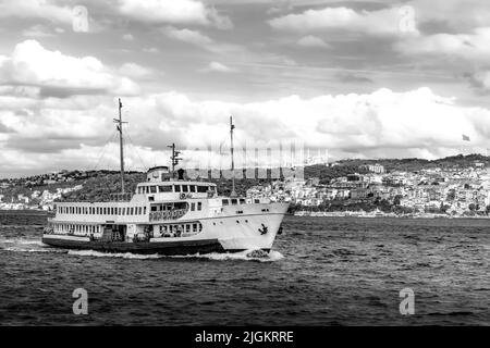 Die Fähre fährt durch die Bosporus-Straße. Istanbul, Türkei. Stockfoto