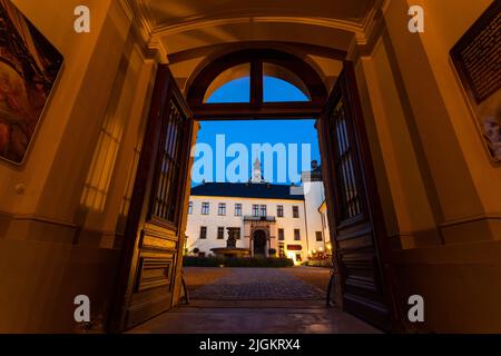 Innenhof im Neorenaissance-Schloss Zbiroh, Tschechische Republik. Stockfoto