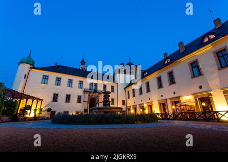 Innenhof im Neorenaissance-Schloss Zbiroh, Tschechische Republik. Stockfoto