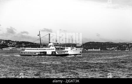 Die Fähre fährt durch die Bosporus-Straße. Istanbul, Türkei. Stockfoto