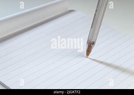 Kugelschreiber-Spitze auf linierten Papiermockup, hartes Licht Stockfoto