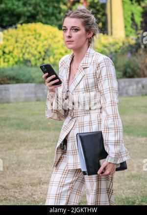 London, Großbritannien. 11.. Juli 2022. Dehenna Davison, Parlamentsabgeordnete von Bischof Auckland, 2019 Abgeordnete und Journalistin von GB News, kommentierte heute Abend das College Green in Westminster mit einem Kommentar zum Führungswettbewerb der Konservativen Partei und zum Wahlprozess für den neuen Premierminister sowie zur bevorstehenden Ankündigung des Ausschusses für 1922. Kredit: Imageplotter/Alamy Live Nachrichten Stockfoto