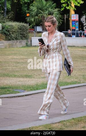 London, Großbritannien. 11.. Juli 2022. Dehenna Davison, Parlamentsabgeordnete von Bischof Auckland, 2019 Abgeordnete und Journalistin von GB News, kommentierte heute Abend das College Green in Westminster mit einem Kommentar zum Führungswettbewerb der Konservativen Partei und zum Wahlprozess für den neuen Premierminister sowie zur bevorstehenden Ankündigung des Ausschusses für 1922. Kredit: Imageplotter/Alamy Live Nachrichten Stockfoto