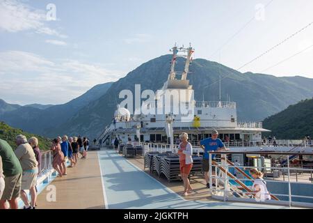 Passagiere an Bord des Marella Explorer II-Schiffes, Bucht von Kotor (Boka kotorska), Kotor, Dalmatien, Montenegro Stockfoto