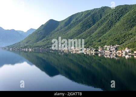 Küstenreflexionen vom Deck des Marell Explorer II Kreuzfahrtschiffs, der Bucht von Kotor (Boka kotorska), Kotor, Dalmatien, Montenegro Stockfoto