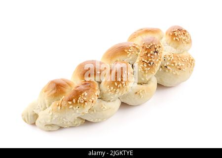 Geflochtenes Brotgebäck mit Sesam bedeckt isoliert auf weißem Hintergrund Stockfoto
