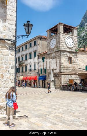 Uhrenturm, der Waffenplatz (Trg od oruzja), Altstadt, Kotor, Dalmatien, Montenegro Stockfoto