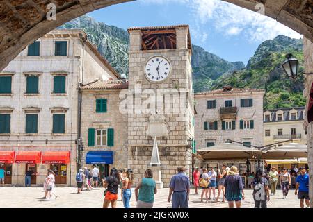 Uhrenturm, der Waffenplatz (Trg od oruzja), Altstadt, Kotor, Dalmatien, Montenegro Stockfoto