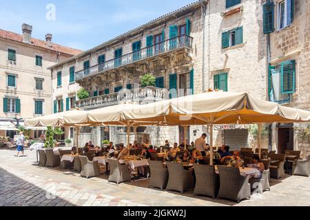 Outdoor Restaurant, Stari Grad, Altstadt, Kotor, Dalmatien, Montenegro Stockfoto