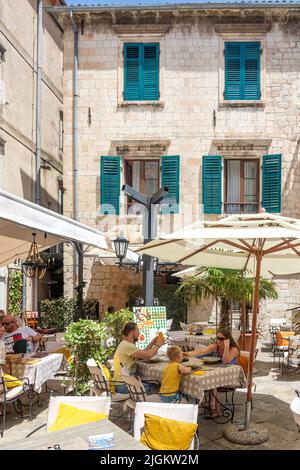 Familie in Cesare Old Town Restaurant, Stari Grad, Altstadt, Kotor, Dalmatien, Montenegro Stockfoto