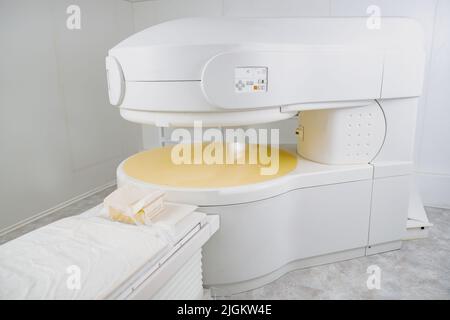 Magnetresonanztomographie oder MRT-Gerät im Krankenhaus einsatzbereit Stockfoto