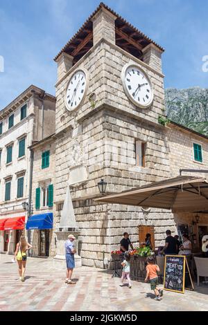 Uhrenturm, der Waffenplatz (Trg od oruzja), Altstadt, Kotor, Dalmatien, Montenegro Stockfoto