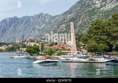 Hafenszene, Bucht von Kotor (Boka kotorska), Kotor, Dalmatien, Montenegro Stockfoto