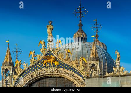 Schöne Dachornamente der Basilica di San Marco in Venedig, Italien Stockfoto