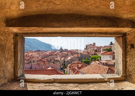 Sommer mediterranes Stadtbild - Draufsicht vom Festungsturm der Dächer der Altstadt von Dubrovnik, an der Adriaküste Kroatiens Stockfoto