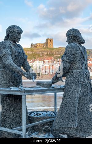 Skulpturen von Herring Girls, Whitby in North Yorkshire.. Skulpturen von Emma Stothard. Als Teil des Whitby Heritage Trails Stockfoto