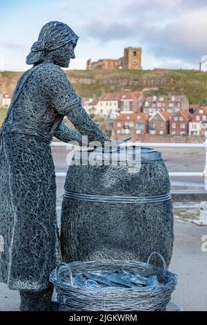 Skulpturen von Herring Girl, Whitby in North Yorkshire.. Skulpturen von Emma Stothard. Als Teil des Whitby Heritage Trails Stockfoto