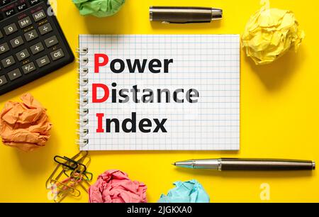 PDI-Leistungsindex. Concept Words PDI Power distance Index auf weißer Note auf einem schönen gelben Hintergrund. Rechner und Stift. Geschäfts- P Stockfoto